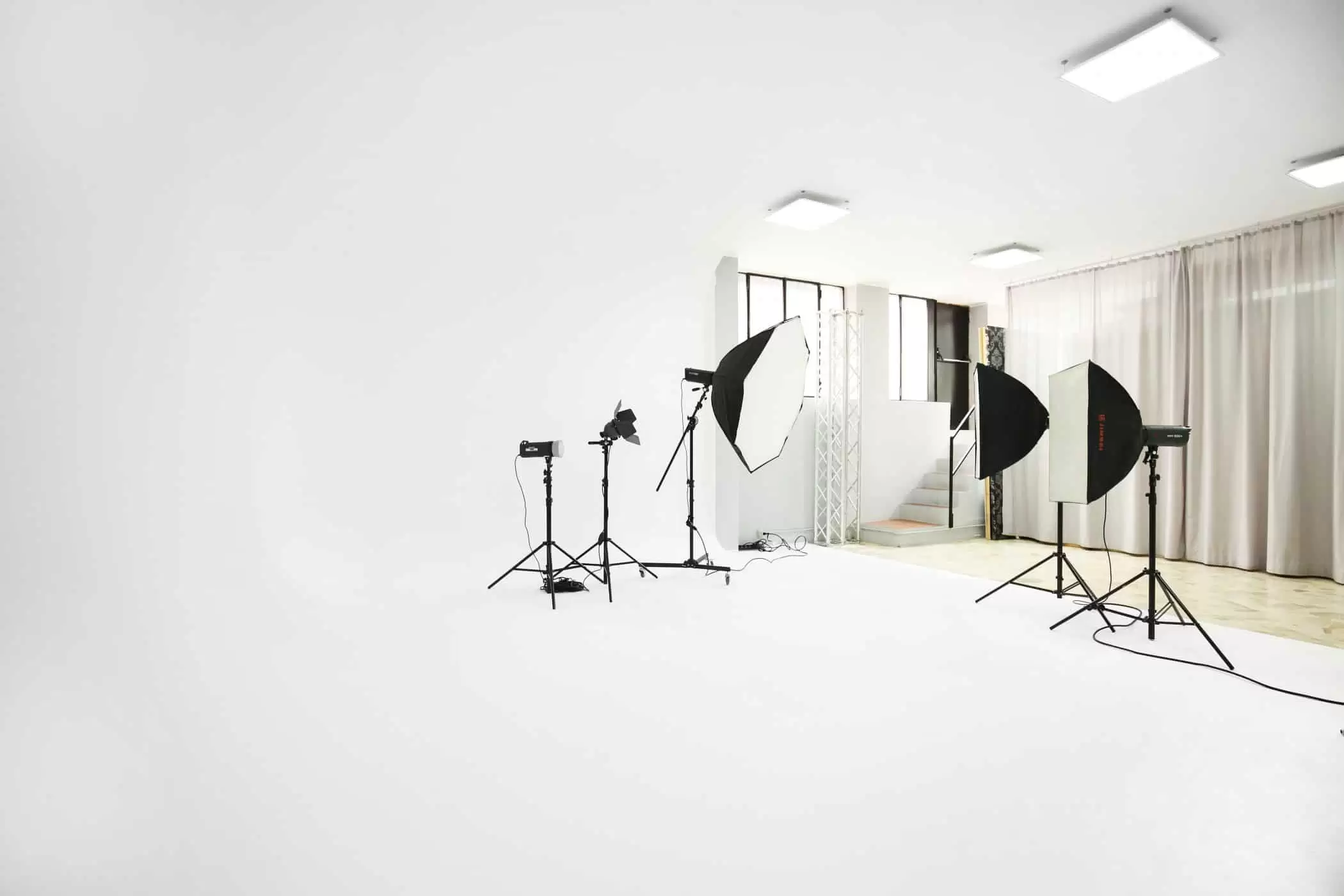 affitto-studio-fotografico-sala-pose-postazione-makeup-luci-per-servizi-fotografici-video-riprese