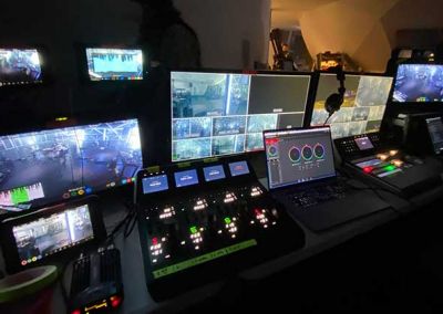 Regia live broadcast con mixer video e pannelli di controllo